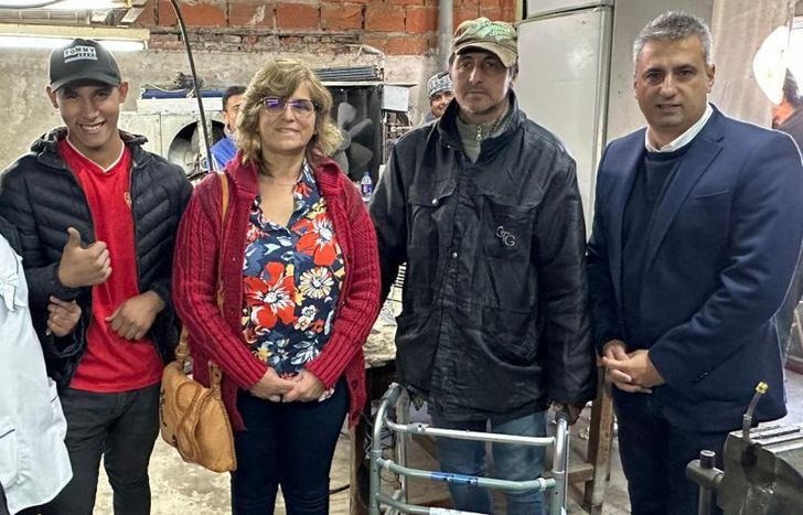 Entregaron un andador a un vecino de Centenario para que siga estudiando.