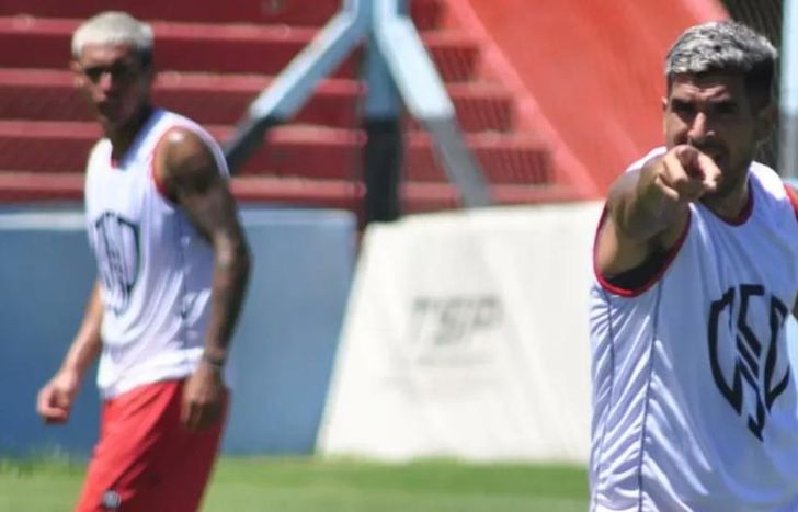 Sproat, dando indicaciones.