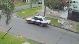 El auto quedó registrado por una cámara de seguridad.