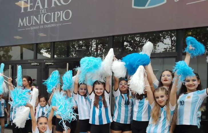 Las chicas de la escuela de danzas a la salida del evento.