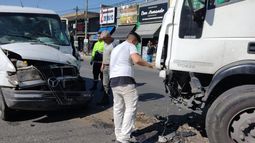 Los vehículos sufrieron importantes daños.