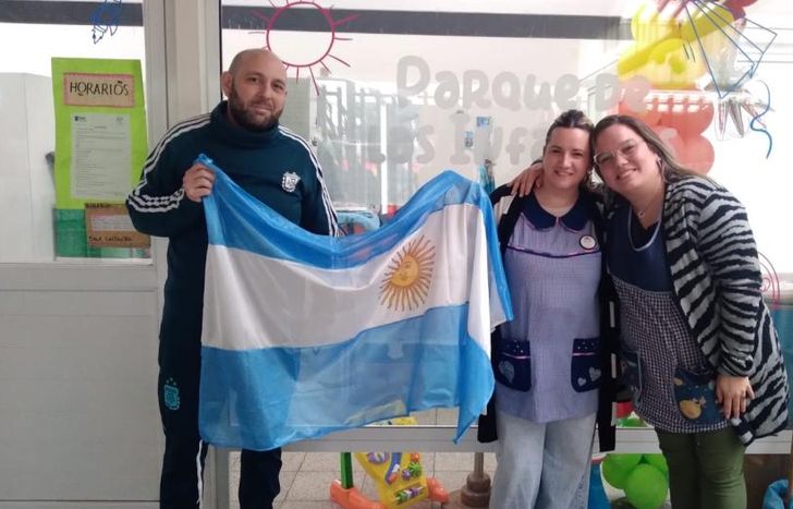 El Club Para Siempre sigue entregando banderas a instituciones educativas de Lomas.