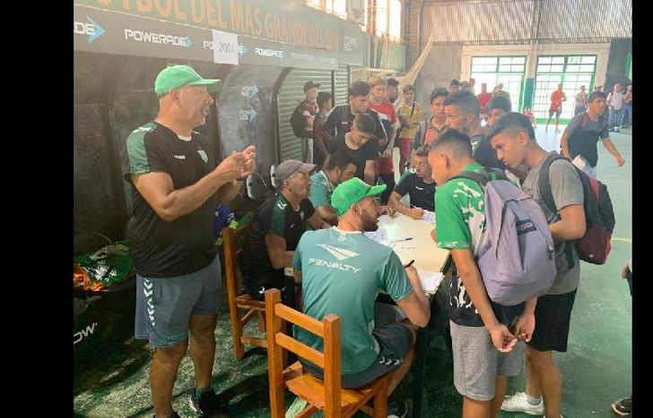 Los entrenadores observan a decenas de chicos cada día de prueba.