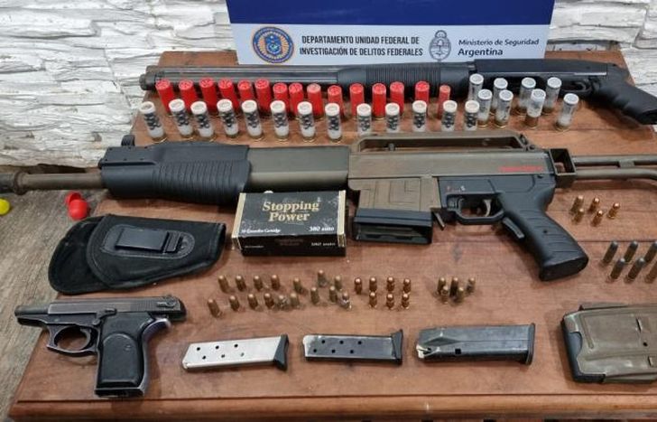 Tenían un arsenal de armas.