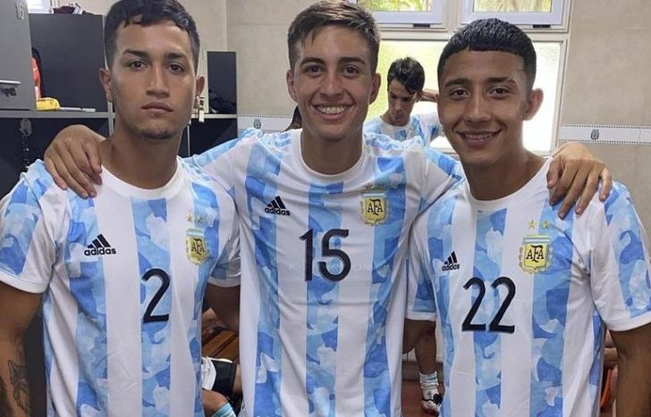 Los pibes granates vestidos de celeste y blanco.