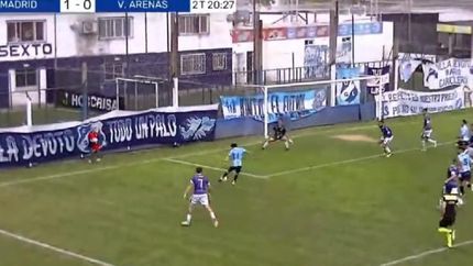 Momento de la jugada polémica de Victoriano Arenas.