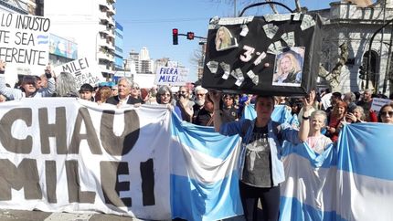 Hubo una masiva protesta en la Plaza Grigera.