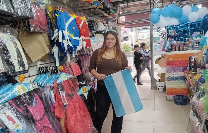 Escarapelas, gorros, pañuelos, pinturas y banderas, dentro de los productos más pedidos de cara al 25 de Mayo y el Mundial.