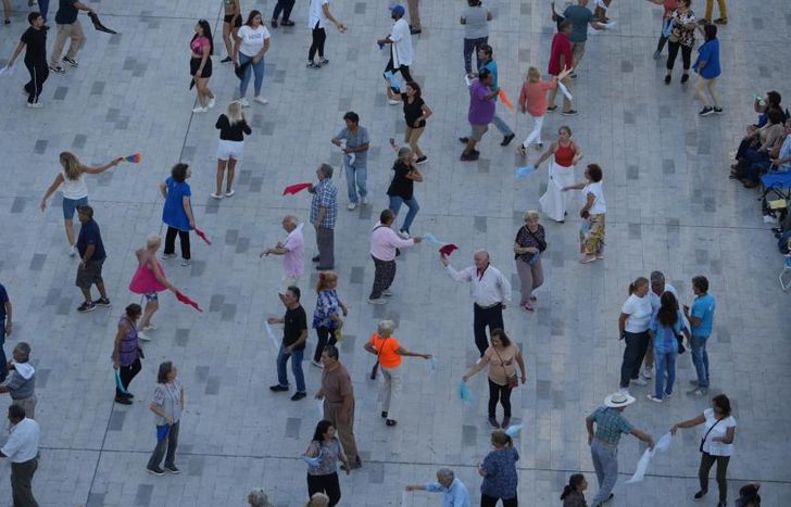 La Plaza Grigera se llena de vecinos que disfrutan de la música y el baile.