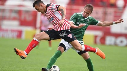 Lucas Chacana, que entró en el complemento, sortea la marca de Gastón Ada.