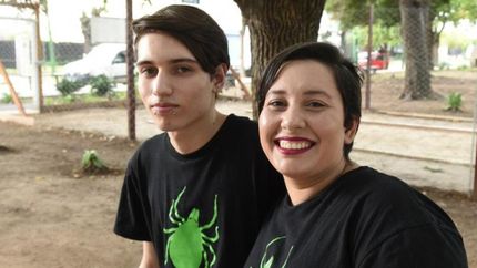 Anabel junto a su hijo, quien increíblemente también padece Lyme.