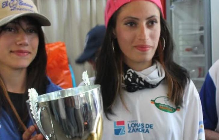 Las ganadoras felices con la copa que destaca al primer puesto del certamen.