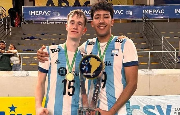 Los campeones con el trofeo.