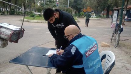 Hay mesas en diferentes parques de la ciudad.