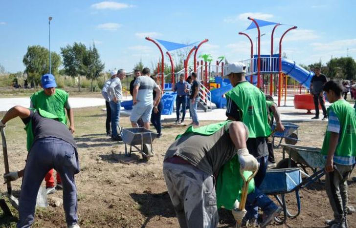 Las cuadrillas trabajan en la creación de una moderna plaza.