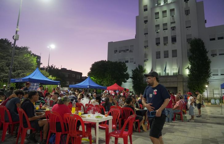 Una multitudinaria cena en la Plaza Grigera.