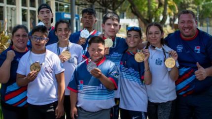 El equipo de Lomas y sus medallas.
