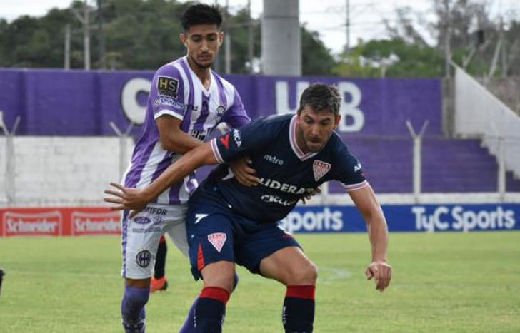 Noriega cubre la pelota frente a su marca.