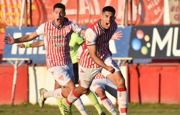 López, autor de dos goles, celebra su tanto de penal.