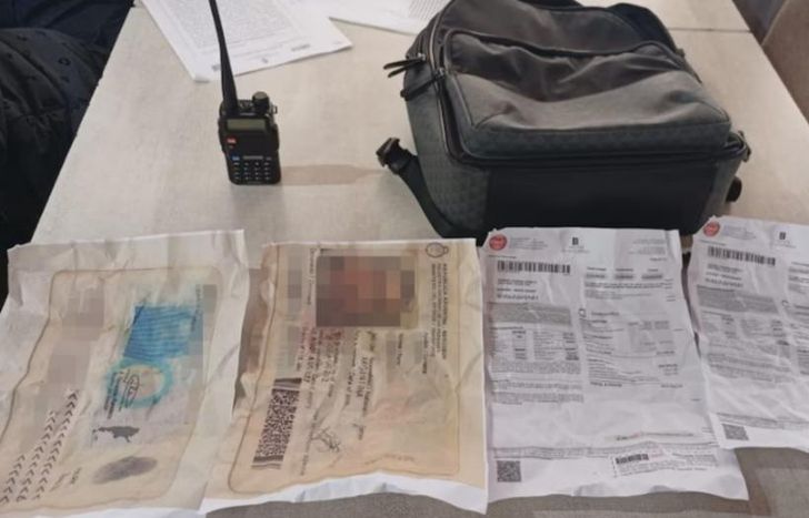 Los elementos incautados entre las pertenencias del acusado.