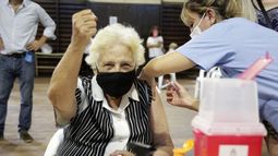 La población mayor de 18 años estaría vacunada en septiembre.