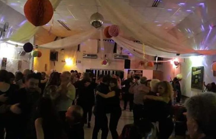 El objetivo es fomentar el baile y el abrazo, tan característicos en el tango y el vals.