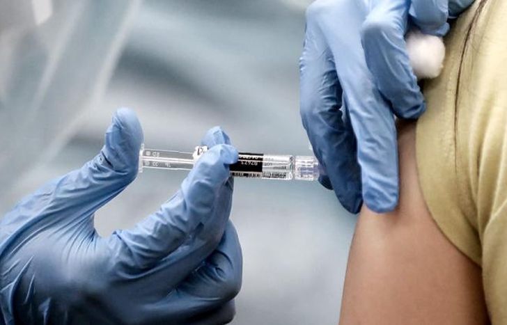 Habilitan botón para denunciar irregularidades en la vacunación.