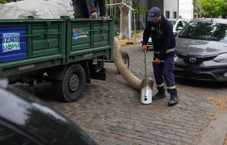 Las cuadrillas usan aspiradoras que también sirven para la recolección de hojas.
