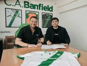 Brandon Oviedo extendió su contrato con Banfield.
