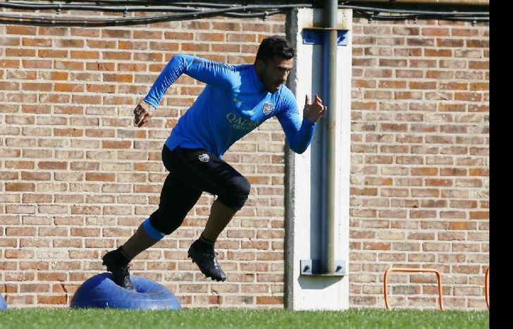 Había padecido una entorsis en la rodilla izquierda.