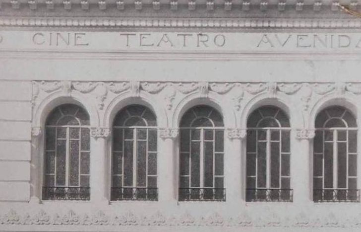 El Avenida, sobre Meeks.