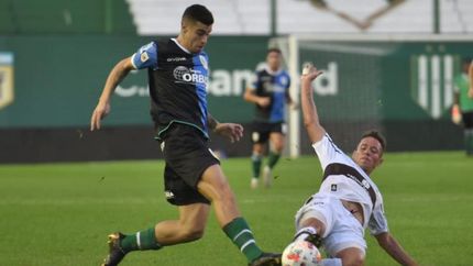Bogado barre abajo para impedir que Payero se lleve la pelota. Bogado barre abajo para impedir que Payero se lleve la pelota.