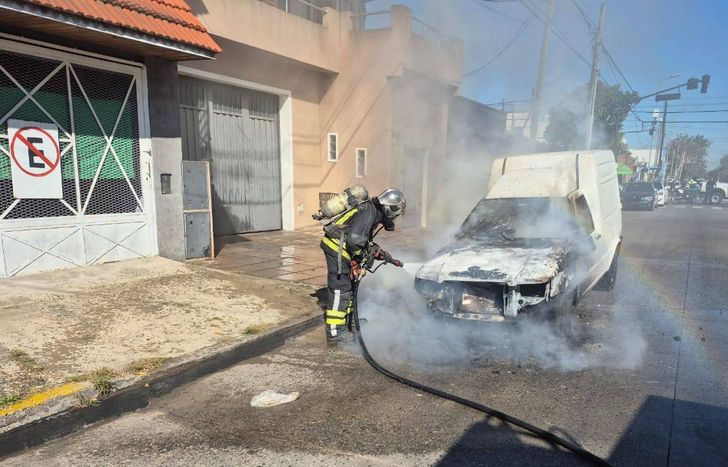 Así quedó la camioneta tras el incendio.
