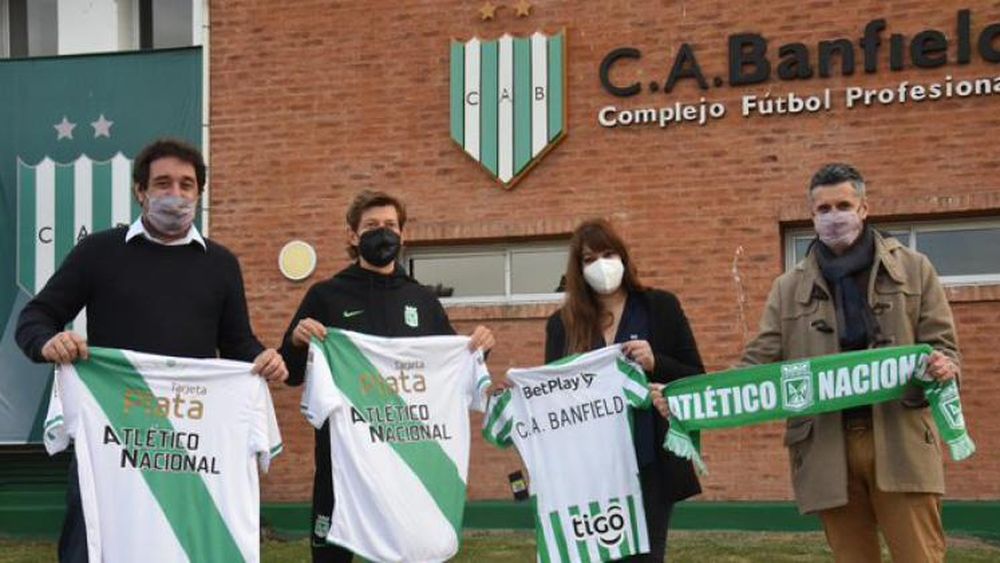 Directivos de ambos clubes en el marco del recibimiento.