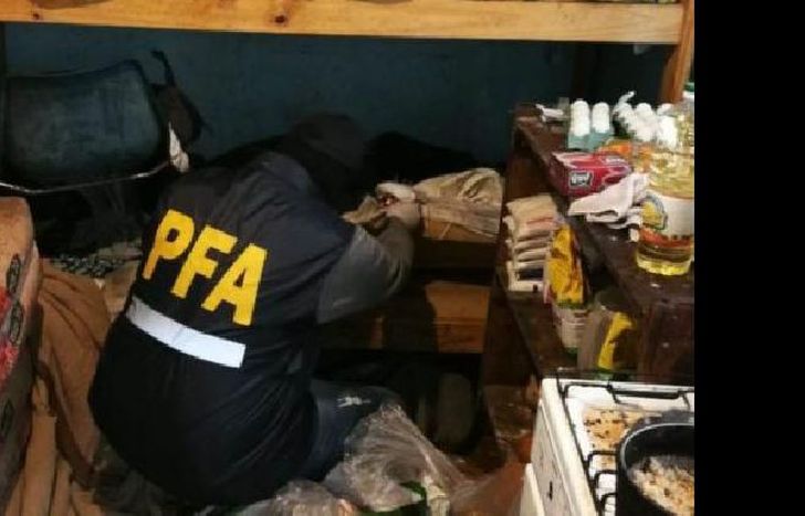 la policía realizó un allanamiento en la casa del acusado.