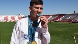 Tomás, en el lugar que más ama, con sus cinco medallas.