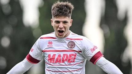 El delantero marplatense De Martis.