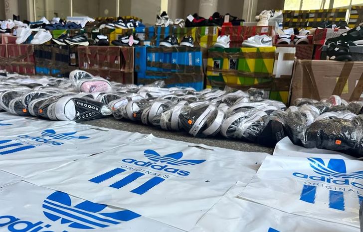 Zapatillas incautadas durante el operativo.