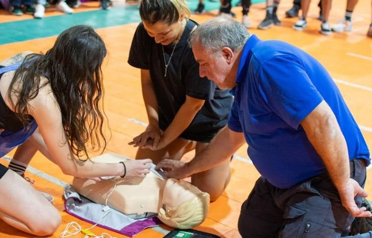 Capacitaron gratis en RCP a guardavidas y a profesores.