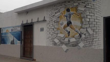 Dos de los murales a conciencia ya lucen en la fachada del club.