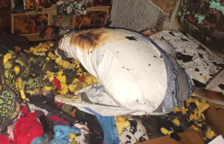 El detenido provocó un incendio en una de las habitaciones.