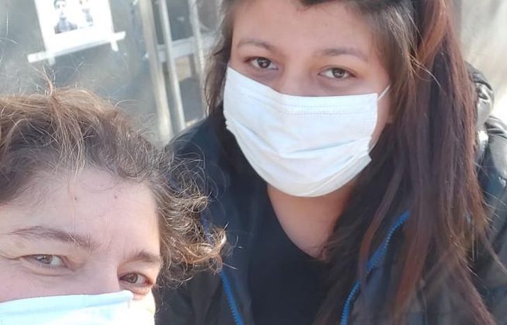 María junto a la dueña del celular que le agradeció el gesto.