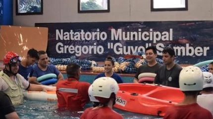 Durante la capacitación, en la pileta del Guyo Sember.