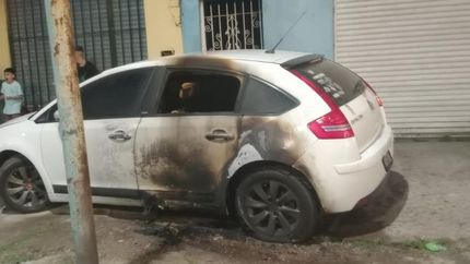 Así quedó el auto tras el incendio.