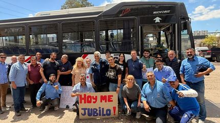 Javier junto a sus compañeros y seres queridos, tras haber realizado su último recorrido en la empresa Yitos.