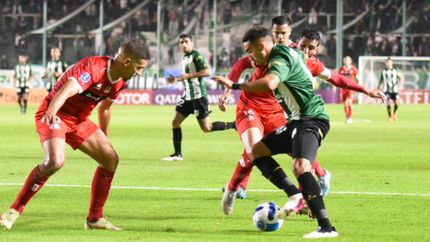 Jeremías Perales se hamaca entre dos rivales.