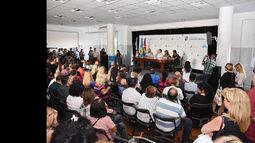 funcionarios, docentes y estudiantes concurrieron al salón.