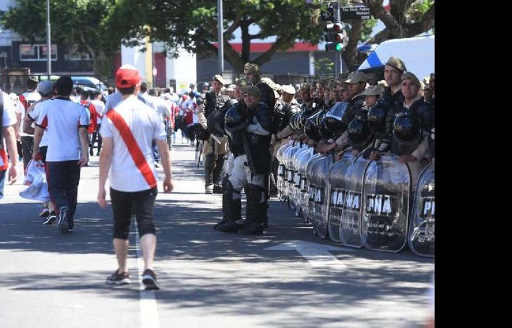 Los hinchas recibieron la noticia después de las 14.