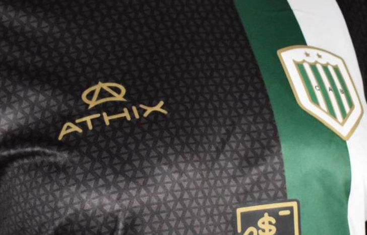 Banfield tiene nueva camiseta.