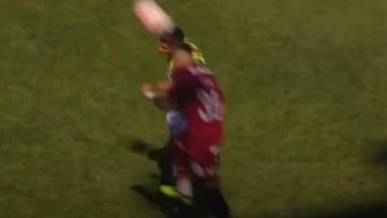 Así fue el impacto de cabeza entre Cazal y Escobar.